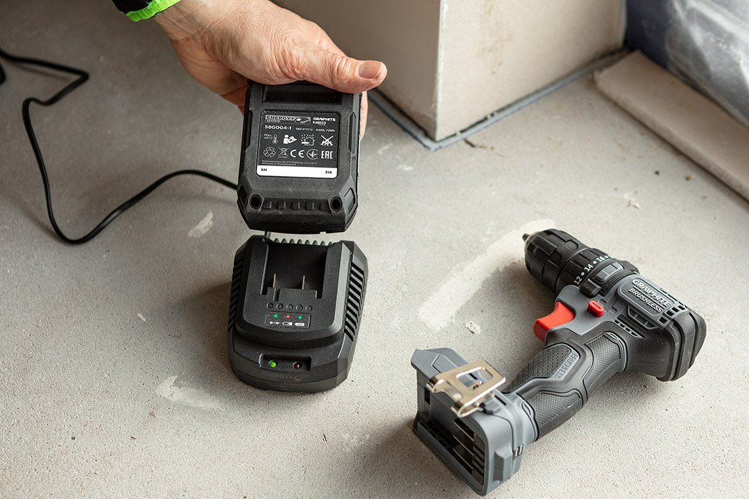 GRAPHITE ZESTAW ENERGY+ AKUMULATOR 4AH BOOST UP Z ŁADOWARKĄ 58GE132-1